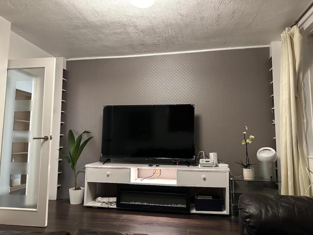 Stylish 1br W Fireplace & High-speed Wifi