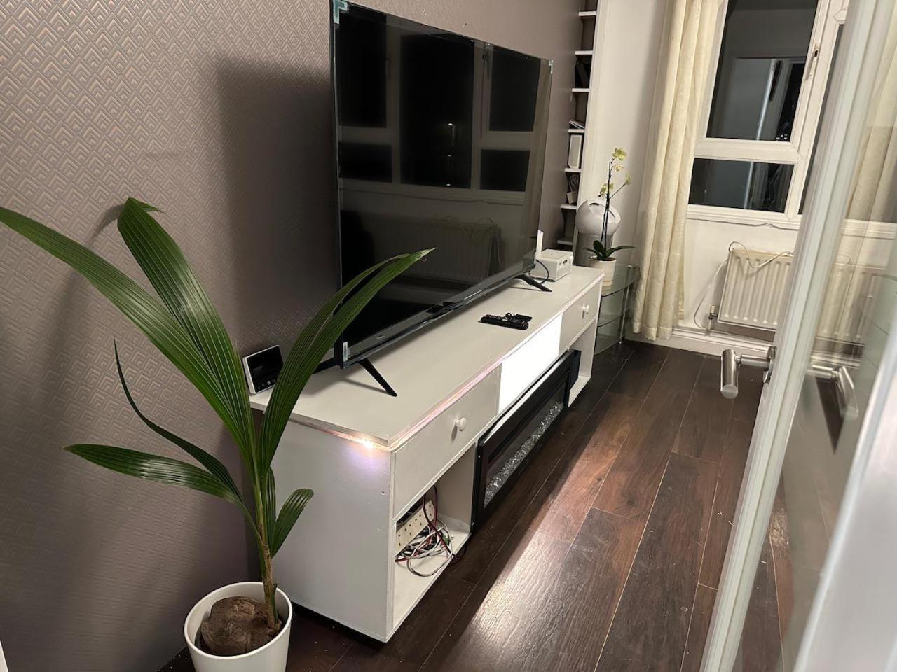 Appartamento Stylish 1br W Fireplace & High-speed Wifi Londra